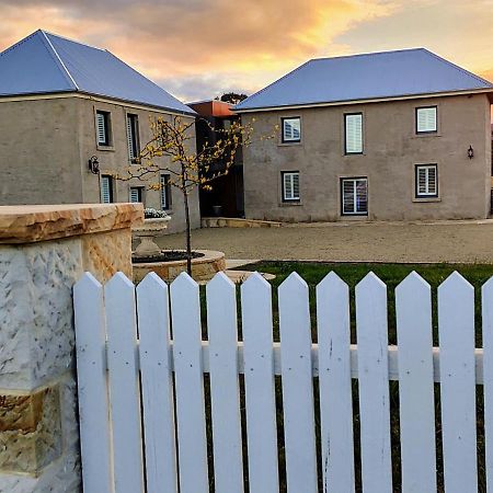 Triabunna Barracks Acomodação com café da manhã Exterior foto